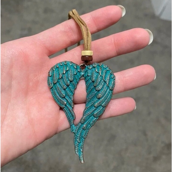 Wing charm necklace - Picture 5 of 5